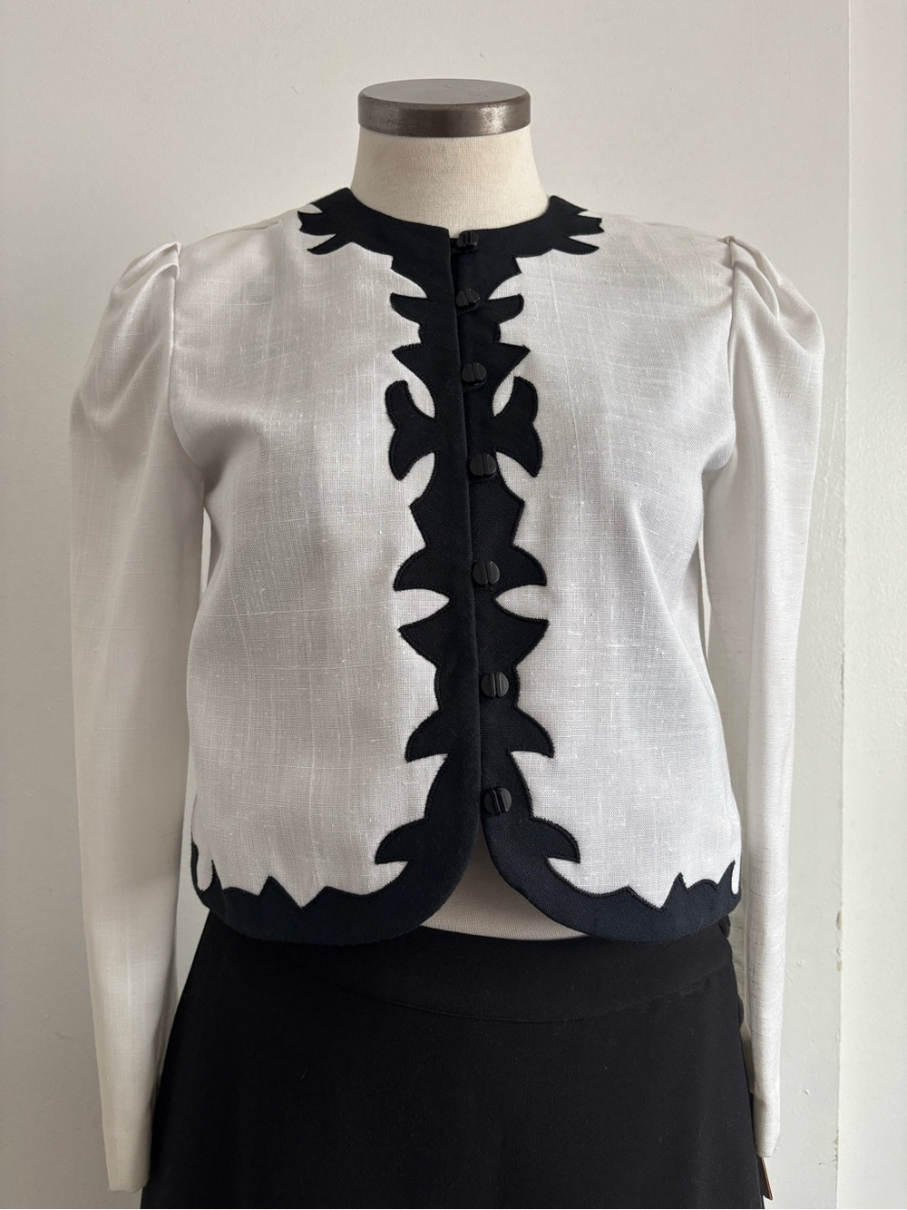 Leslie Fay White Button-Front Top with Black Scalloped Appliqué